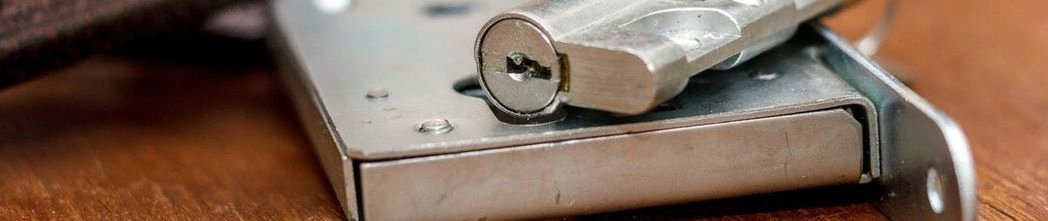 cerradura metalica sobre mesa